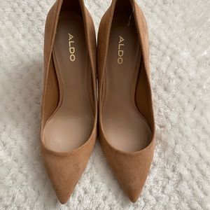 New, Aldo size 7 tan suede pumps
